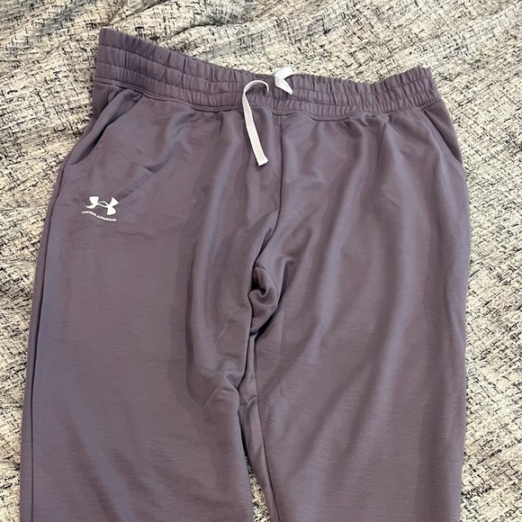 NWT under armor loose rival Terry joggers with pockets. - Picture 2 of 3